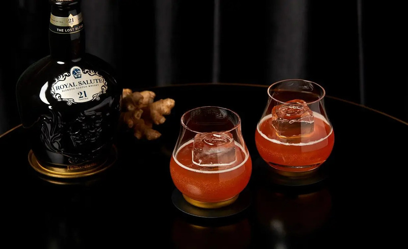 Chivas 21 uống với đá giúp dịu vị hăng nhưng vẫn giữ được hương thơm của rượu