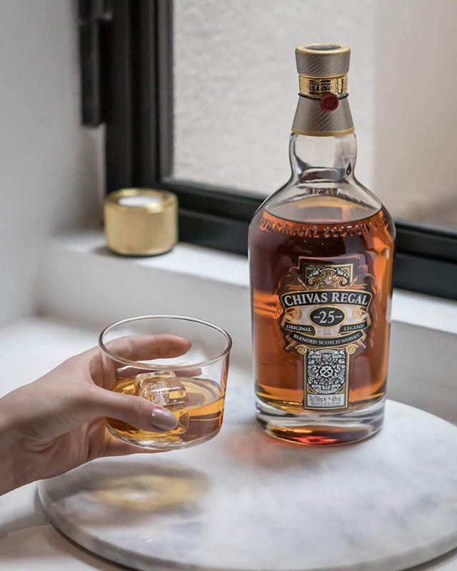 Thiết kế của chai rượu Chivas 25