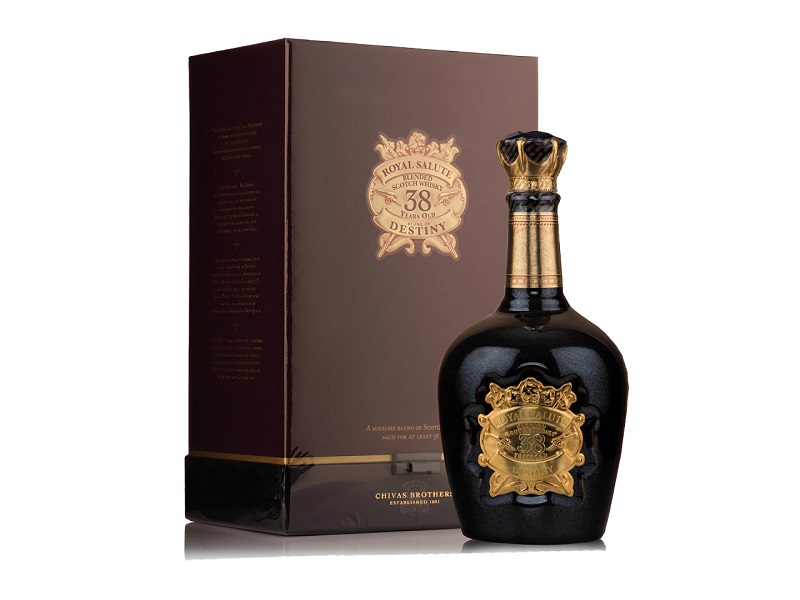 thiết kế của chai rượu chivas 38 năm