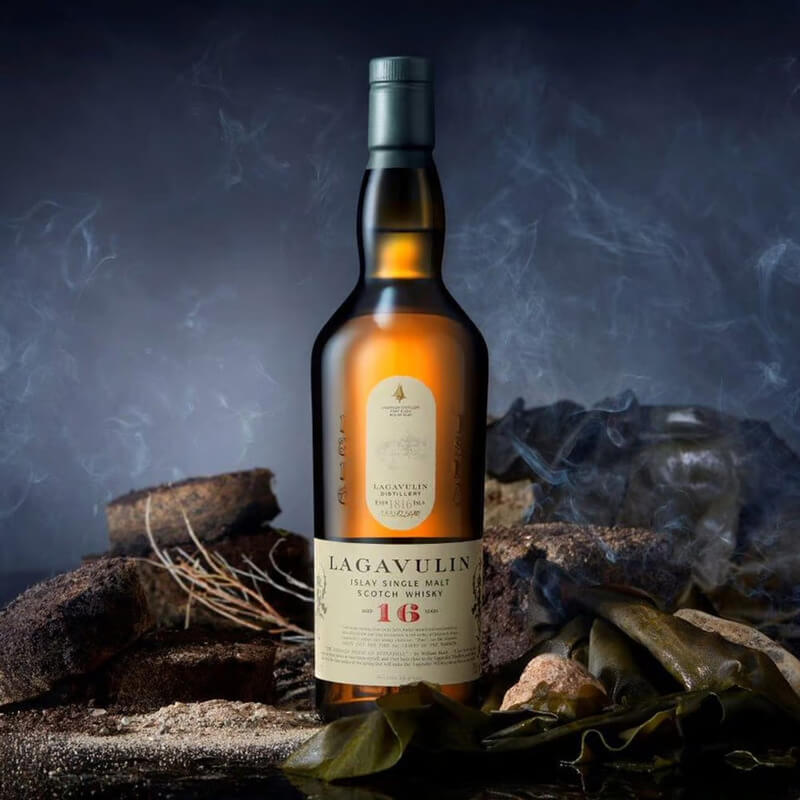 Rượu Whisky khói Lagavulin 16​ năm